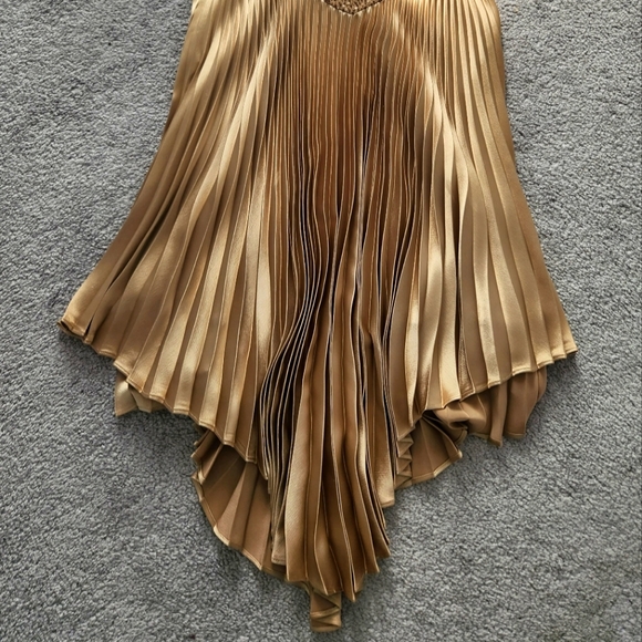 Gold pleated evening dress size 4 - Picture 4 of 7